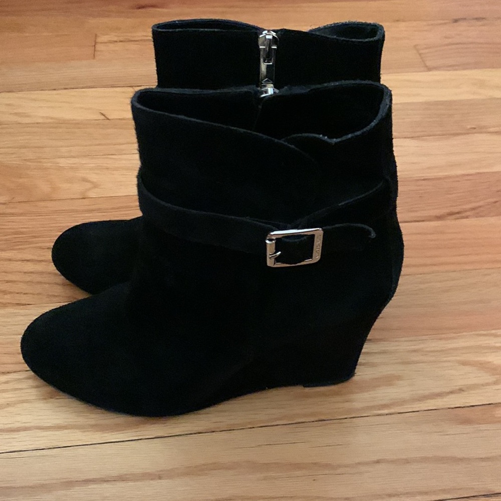 VINCE CAMUTO VC DENA ANKLE BOOTIES